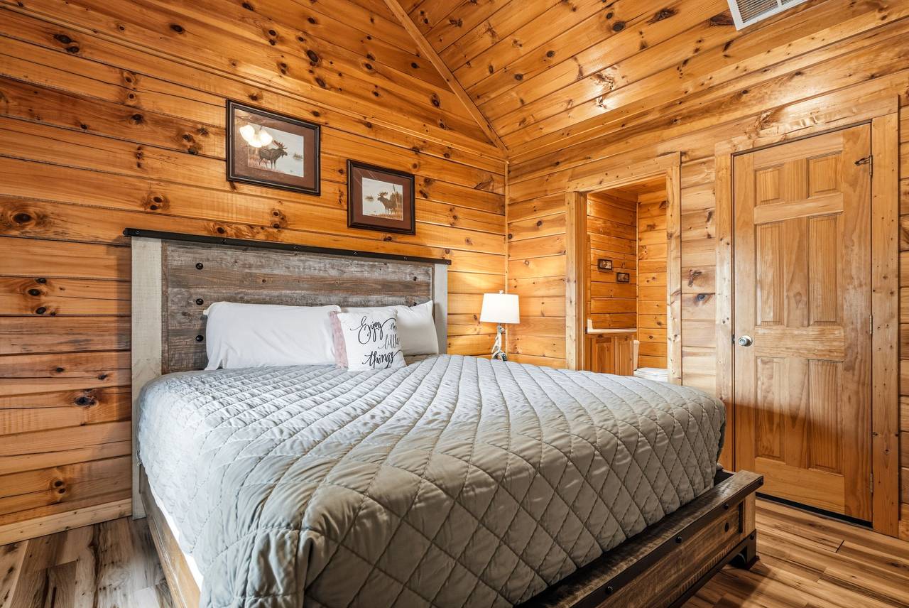 Second upper-level king bedroom with ensuite Second upper-level king bedroom with ensuite