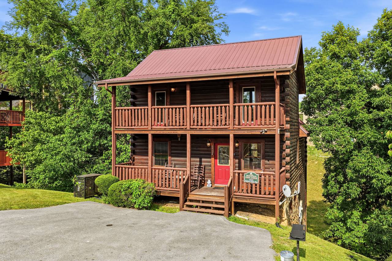 Private cabin with indoor pool and hot tub Private cabin with indoor pool and hot tub