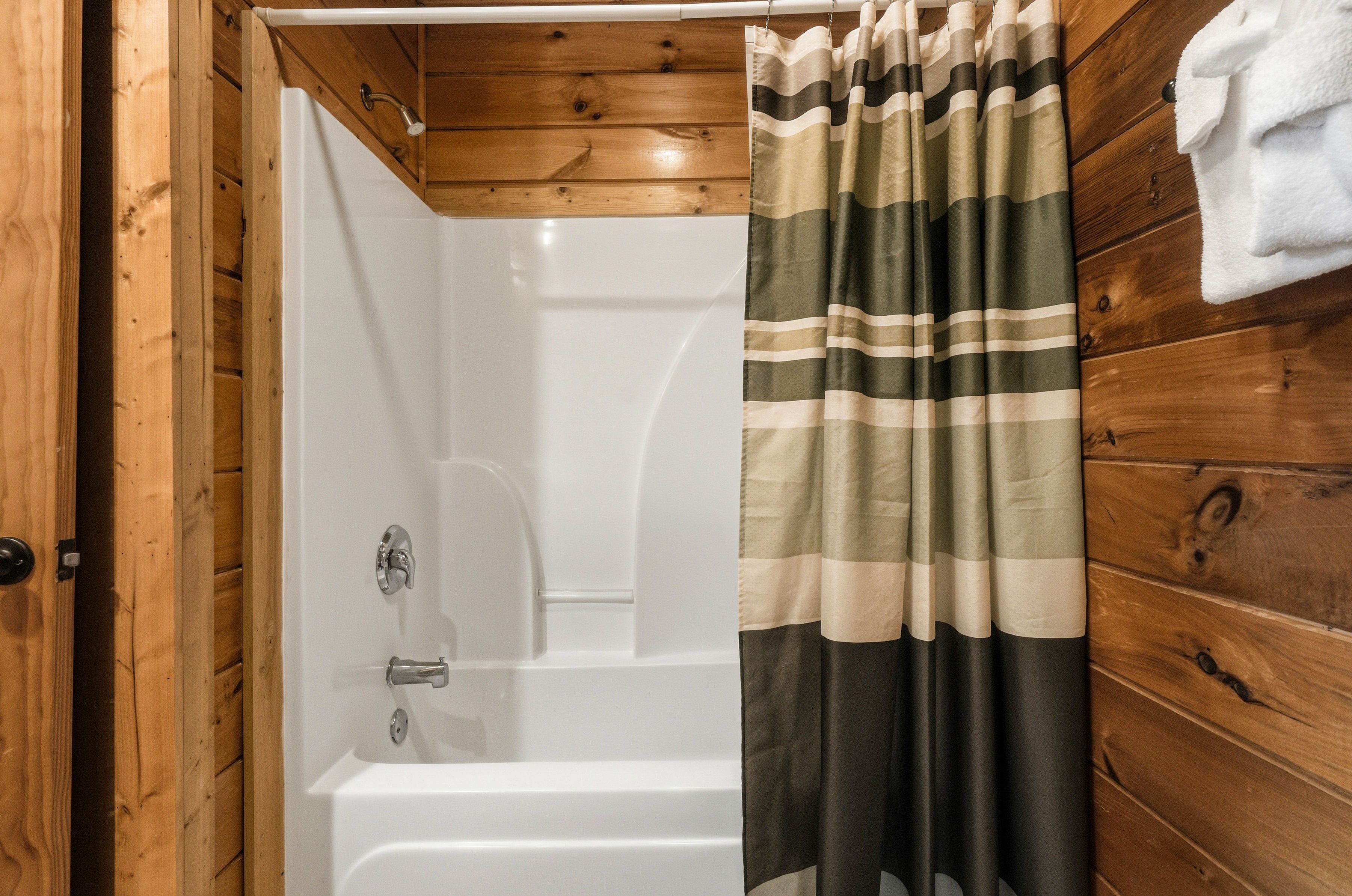 Ensuite bath with tub and shower combination