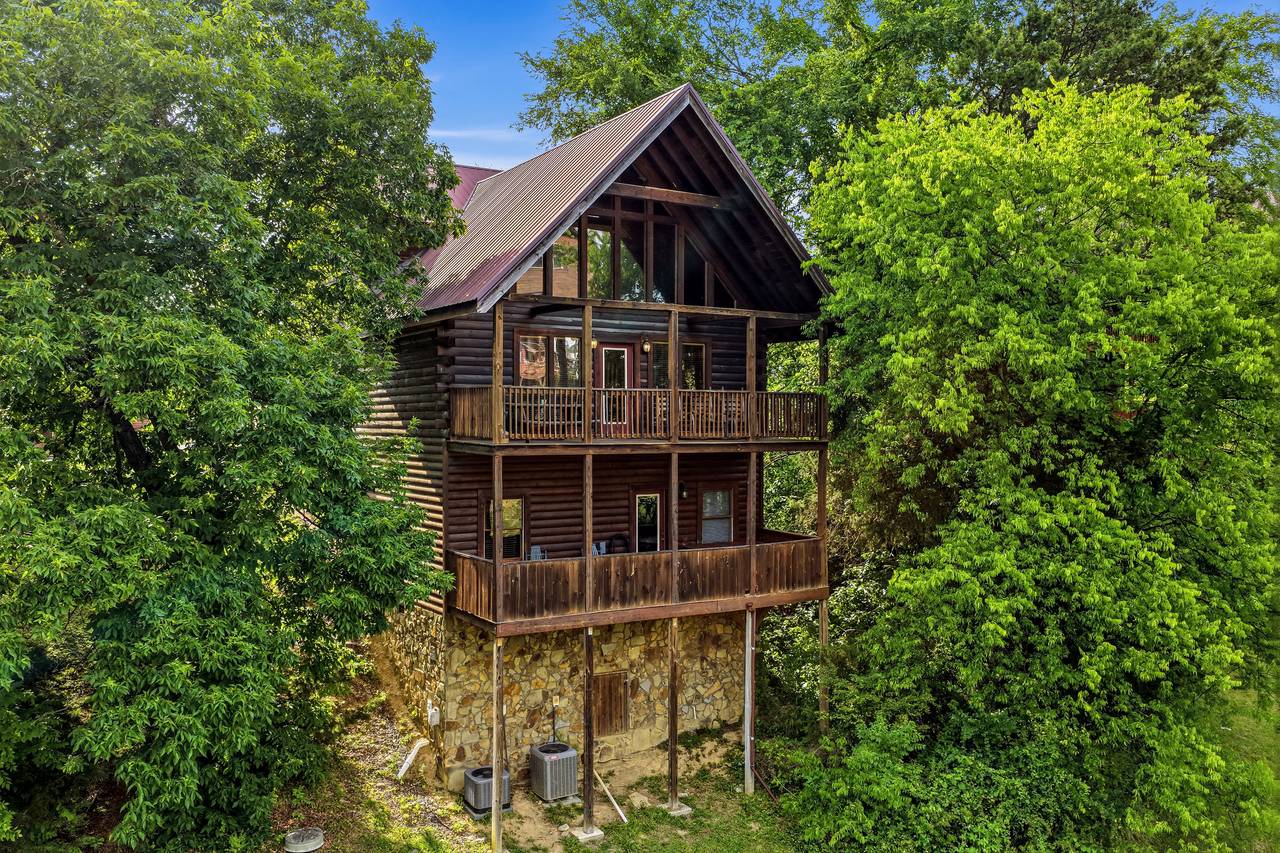 Spacious 2,600 sq ft Smoky Mountain cabin Spacious 2,600 sq ft Smoky Mountain cabin