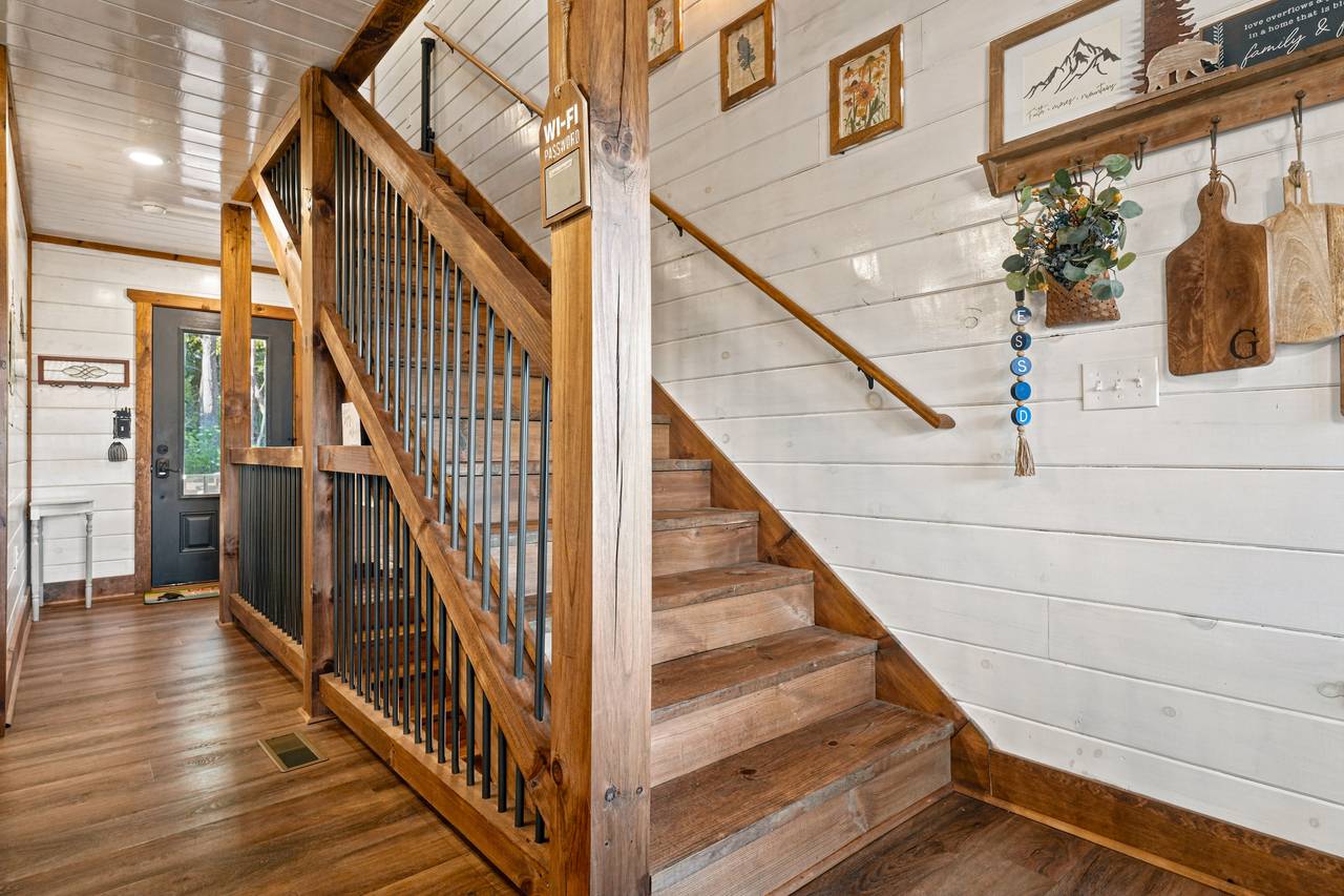 <span class="name">Entrylevel staircase that leads to the upper level</span> <span class="name">Entrylevel staircase that leads to the upper level</span>