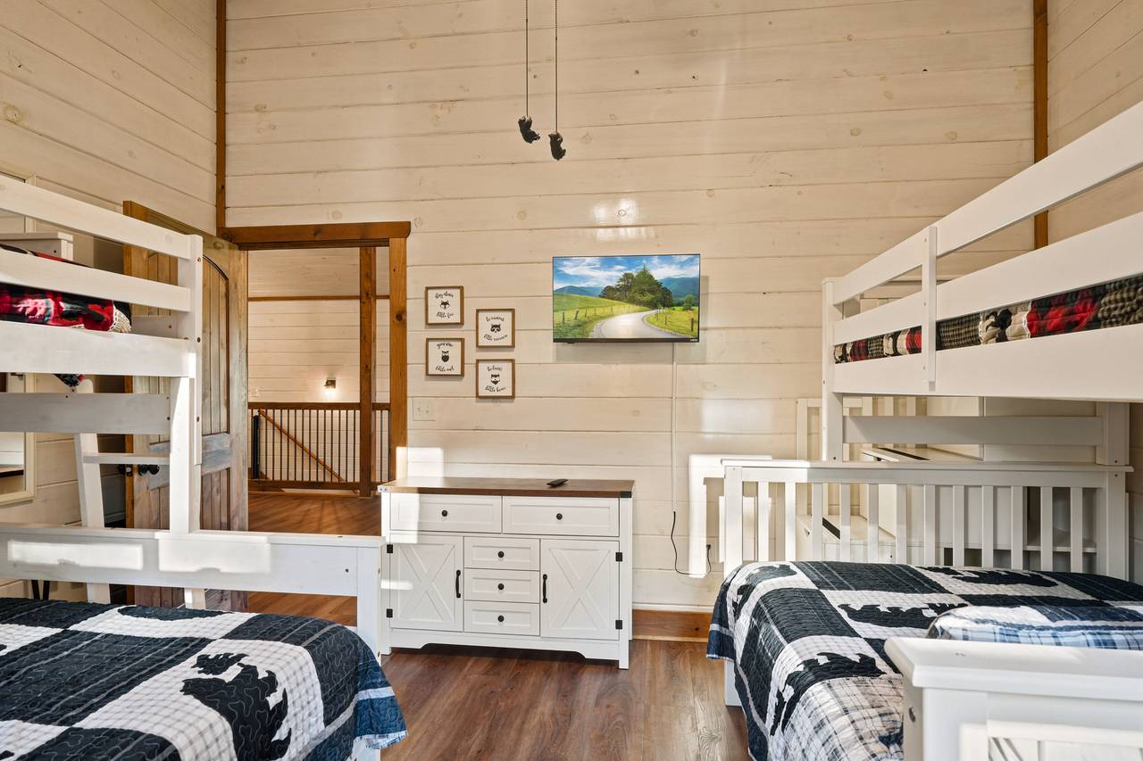 <span class="name">Bunk room with 2 twin-over-queen bunk beds</span> <span class="name">Bunk room with 2 twin-over-queen bunk beds</span>