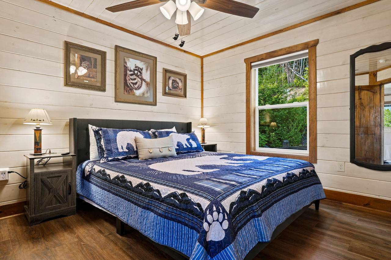 <span class="name">Entry-level king bedroom with ensuite full bath</span> <span class="name">Entry-level king bedroom with ensuite full bath</span>