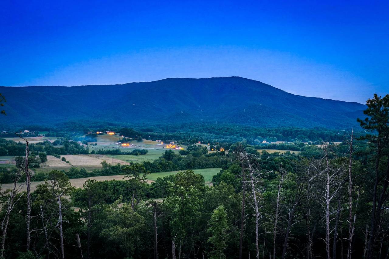 <span class="name">Wake up to beautiful Smoky Mountain scenery</span> <span class="name">Wake up to beautiful Smoky Mountain scenery</span>