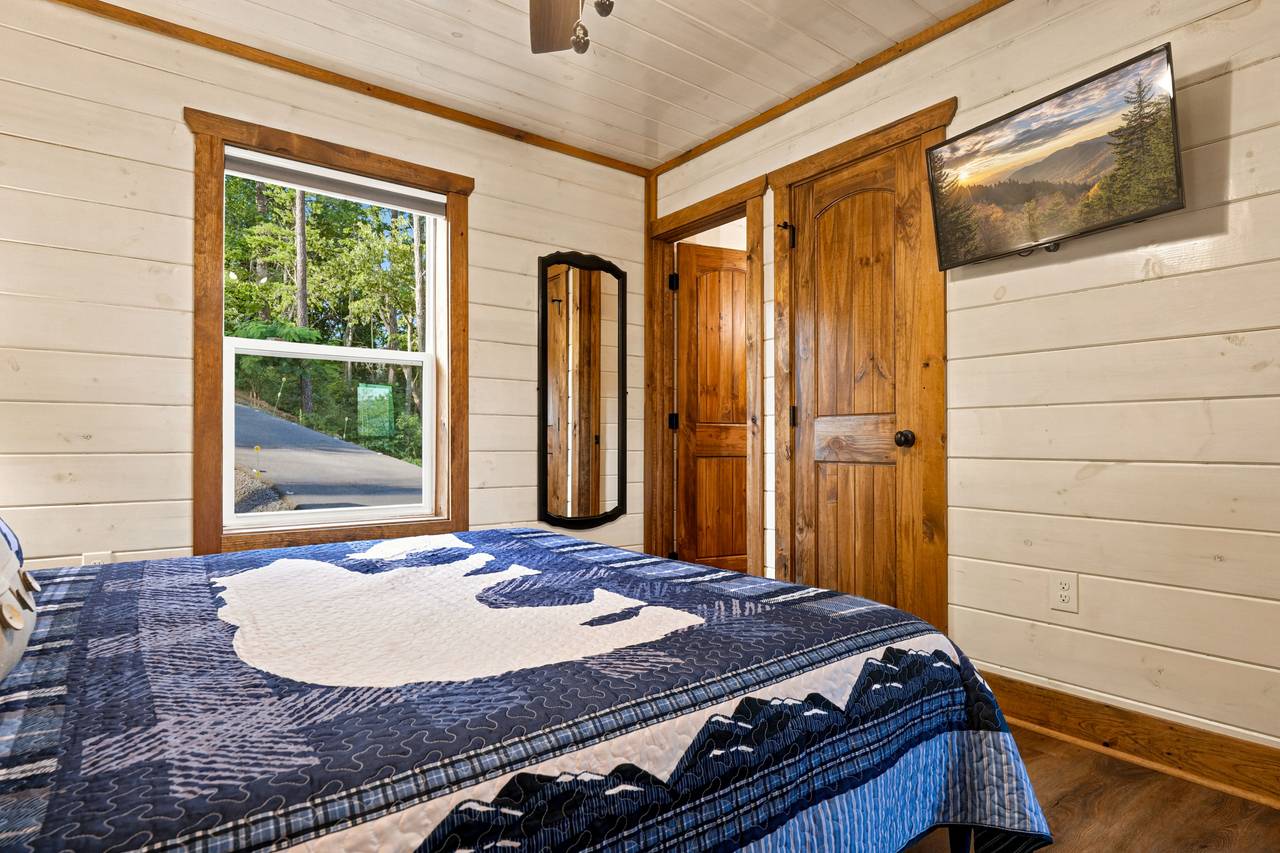 <span class="name">Entry-level king bedroom with ensuite full bath</span> <span class="name">Entry-level king bedroom with ensuite full bath</span>