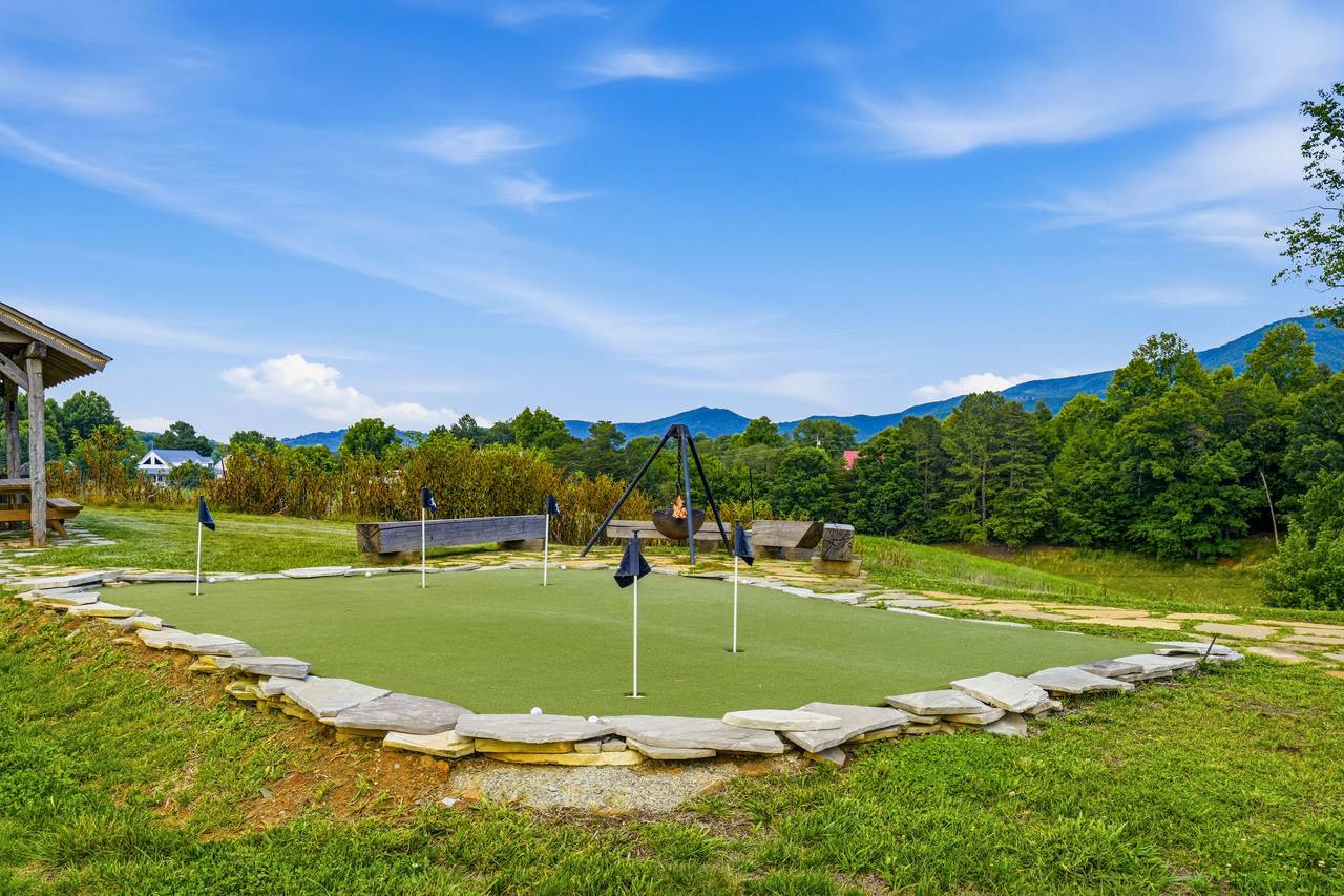 <span class="name">5-hole putting green for family fun & friendly competition</span> <span class="name">5-hole putting green for family fun & friendly competition</span>