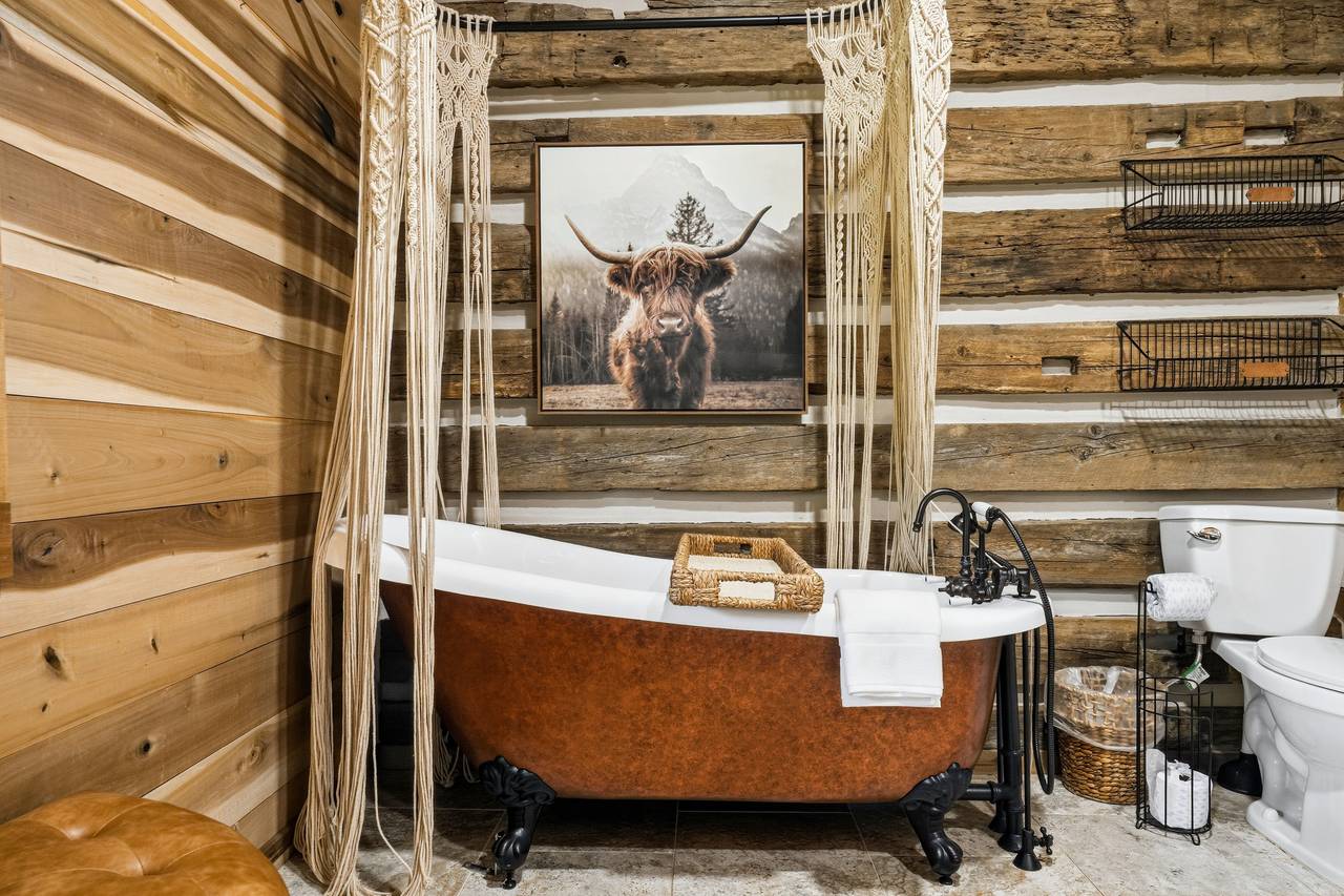 <span class="name">Primary ensuite with clawfoot tub</span> <span class="name">Primary ensuite with clawfoot tub</span>