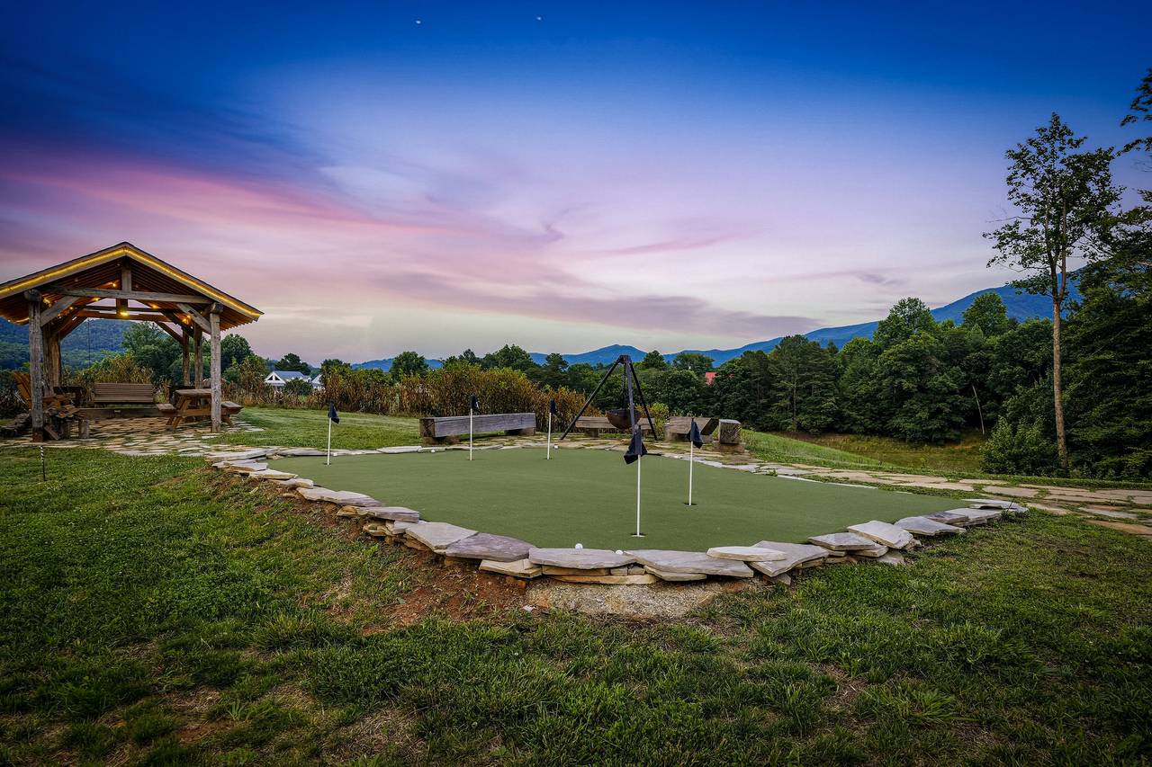 <span class="name">5-hole putting green for family fun & friendly competition</span> <span class="name">5-hole putting green for family fun & friendly competition</span>