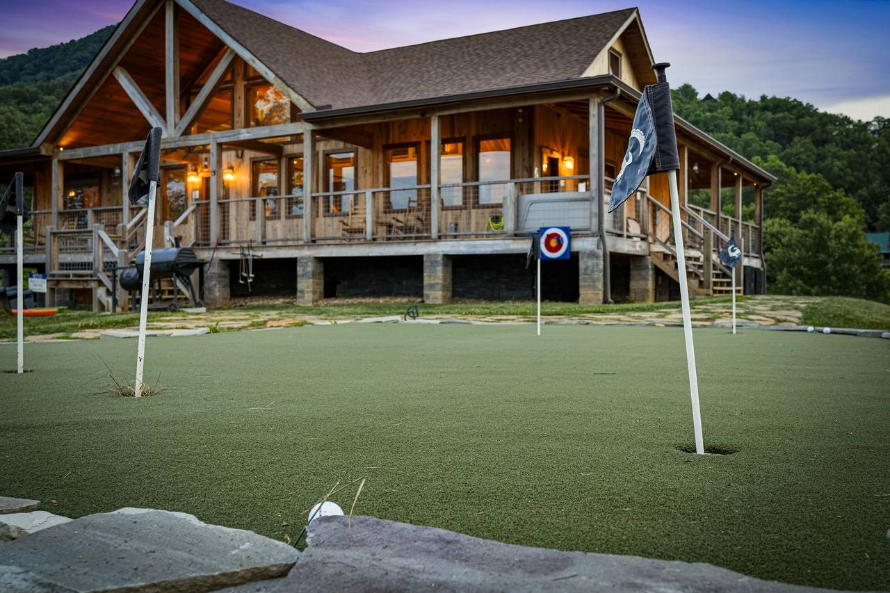 <span class="name">5-hole putting green for family fun & friendly competition</span> <span class="name">5-hole putting green for family fun & friendly competition</span>