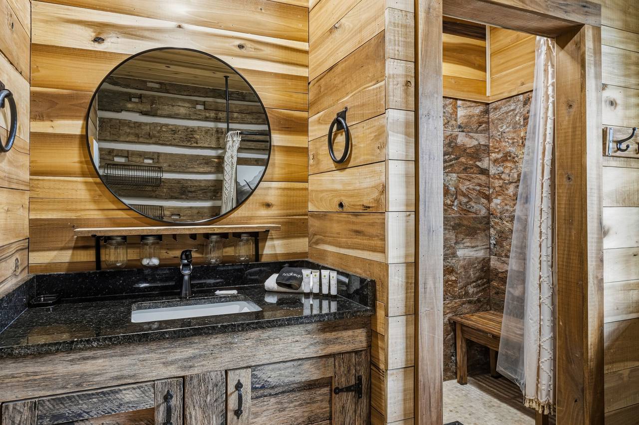 <span class="name">Main level ensuite bathroom with shower & vanity</span> <span class="name">Main level ensuite bathroom with shower & vanity</span>