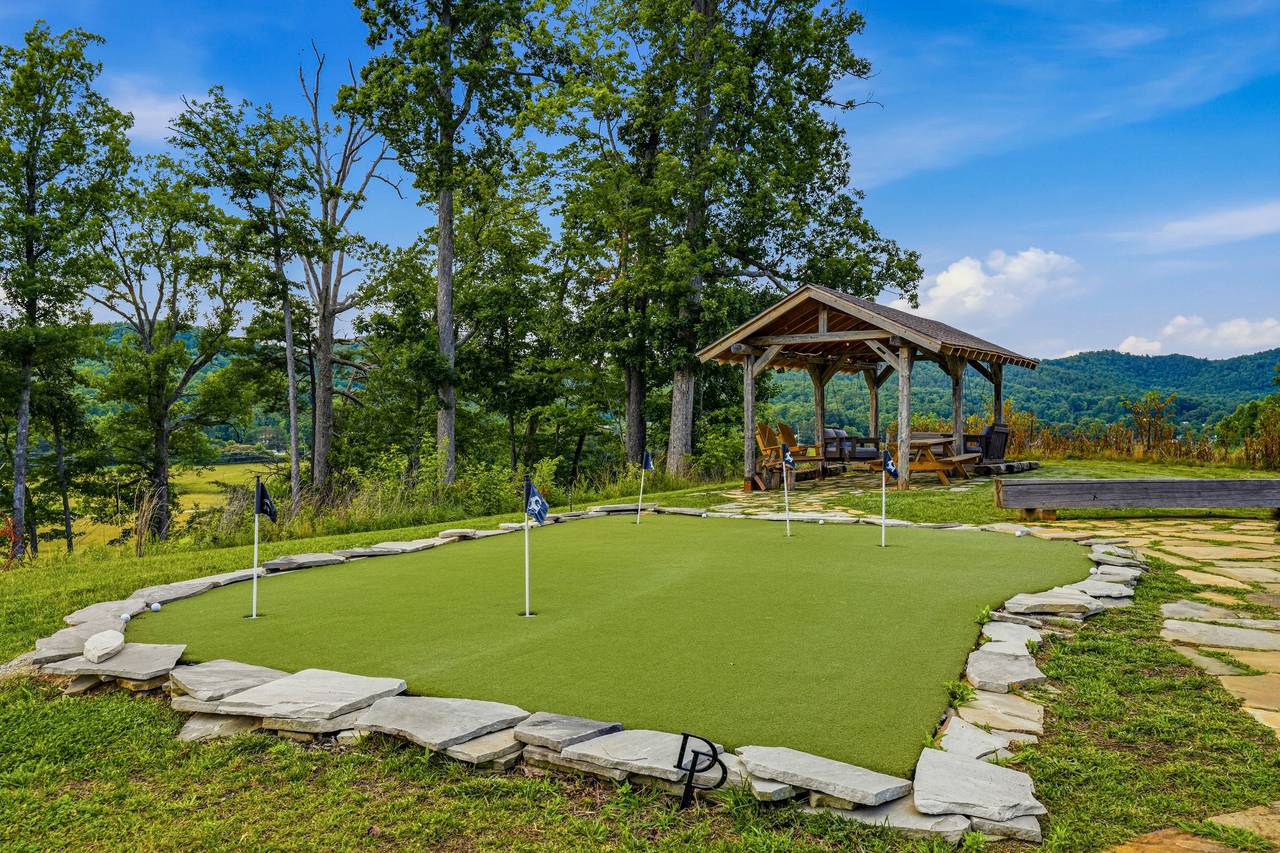 <span class="name">5-hole putting green for family fun & friendly competition</span> <span class="name">5-hole putting green for family fun & friendly competition</span>