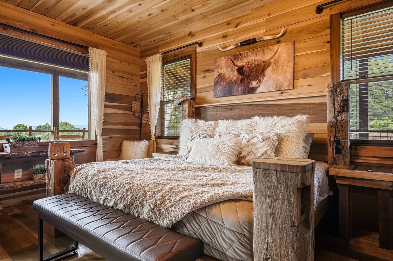 <span class="name">Main level king suite with comfortable mountain style</span> <span class="name">Main level king suite with comfortable mountain style</span>