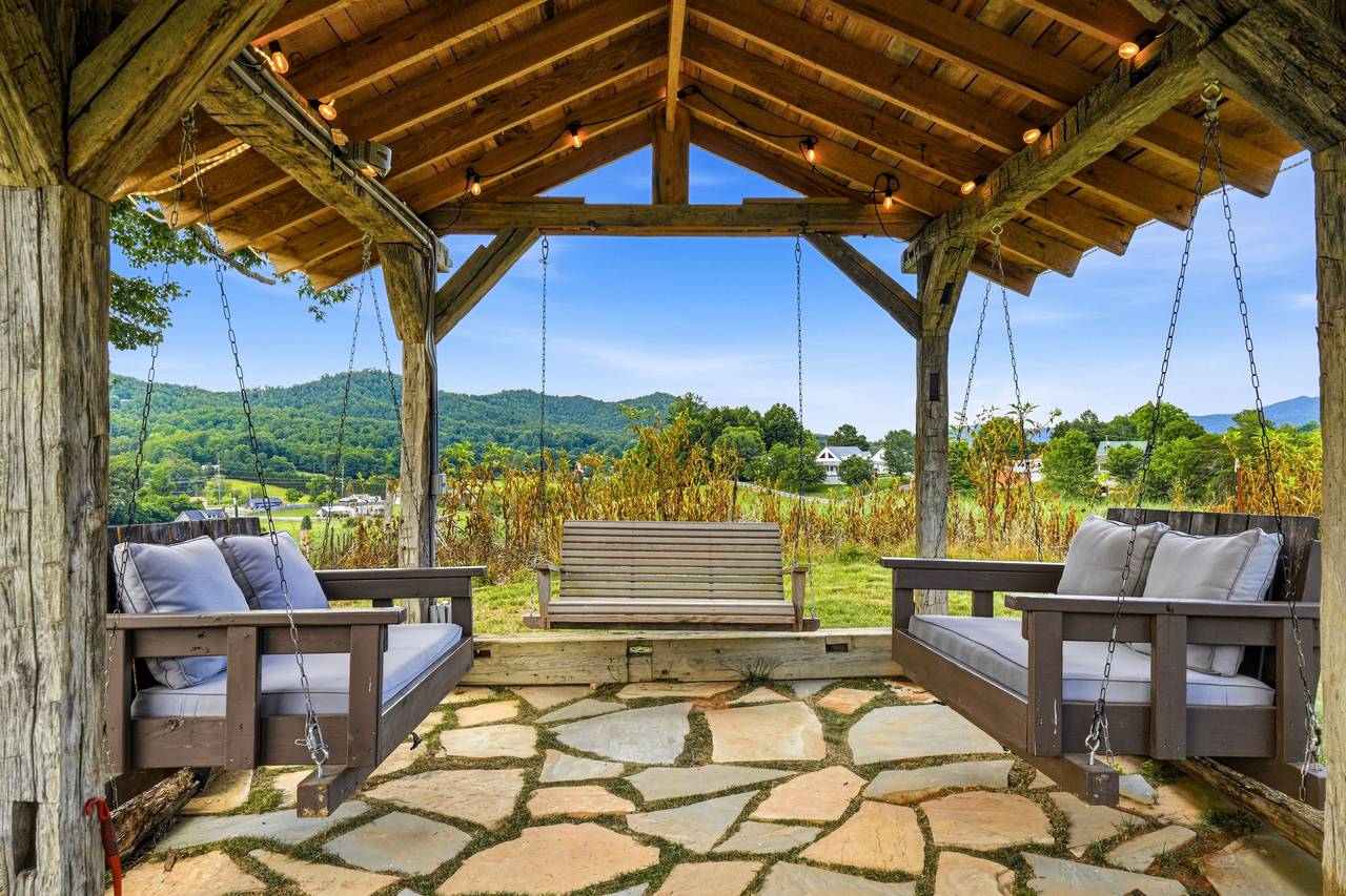<span class="name">Relax in the gazebo pavilion with swinging beds</span> <span class="name">Relax in the gazebo pavilion with swinging beds</span>