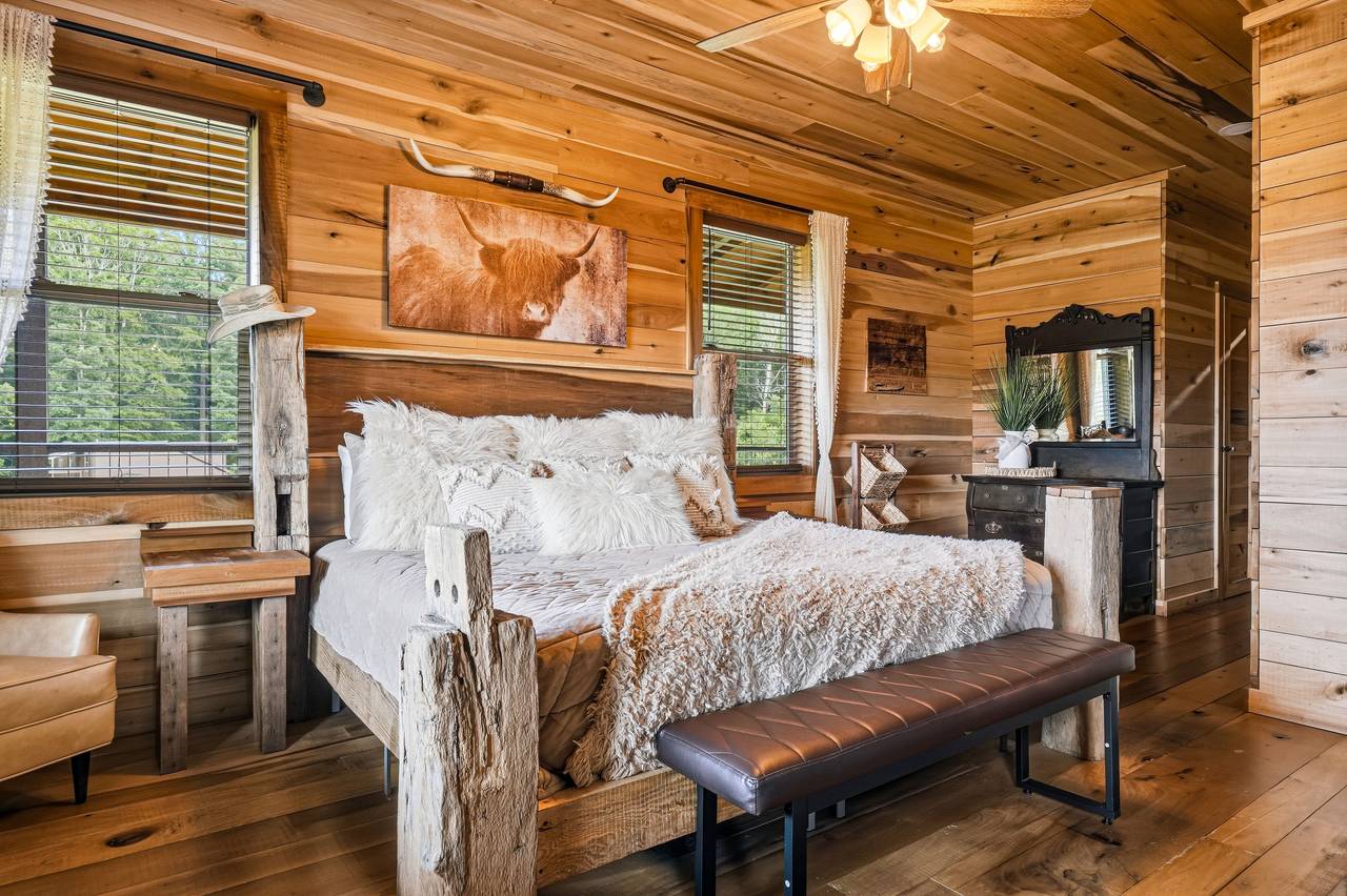 <span class="name">Primary bedroom with king bed & clawfoot soaking tub</span> <span class="name">Primary bedroom with king bed & clawfoot soaking tub</span>