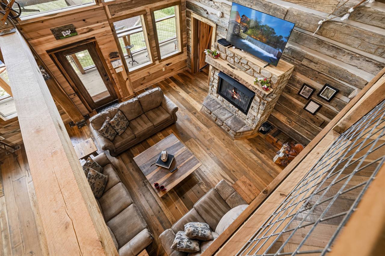 <span class="name">Open living room with soaring ceilings & mountain charm</span> <span class="name">Open living room with soaring ceilings & mountain charm</span>