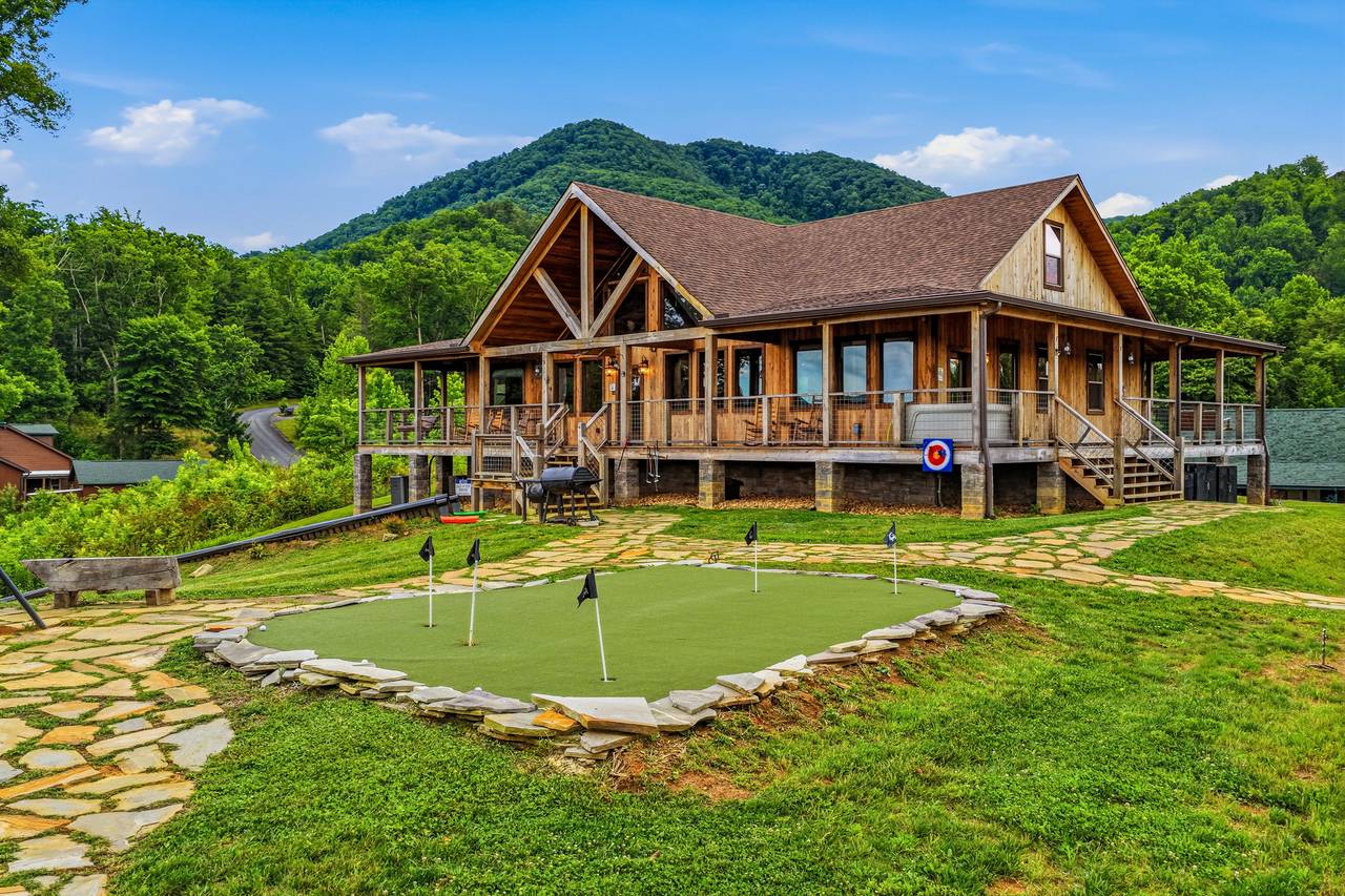 <span class="name">5-hole putting green for family fun & friendly competition</span> <span class="name">5-hole putting green for family fun & friendly competition</span>