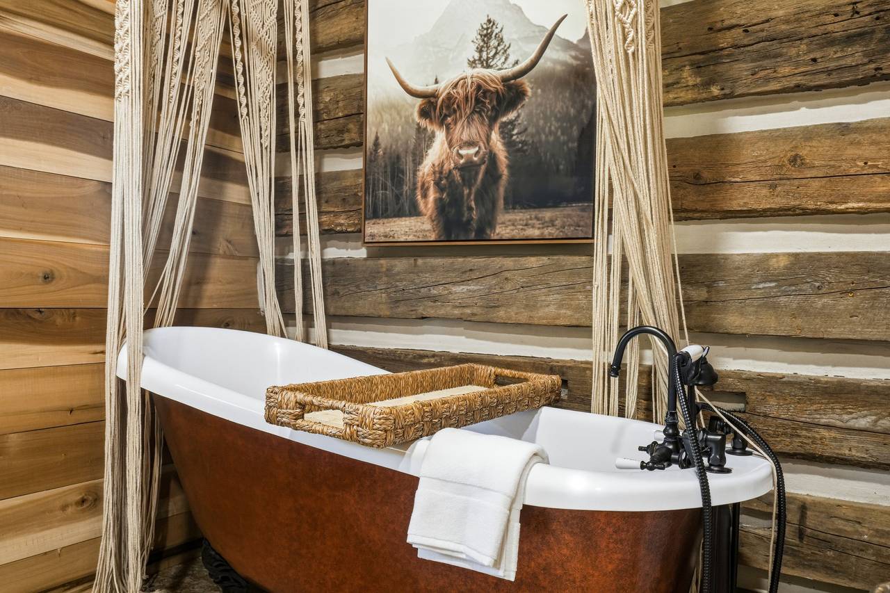 <span class="name">Primary ensuite with clawfoot soaking tub & shower</span> <span class="name">Primary ensuite with clawfoot soaking tub & shower</span>