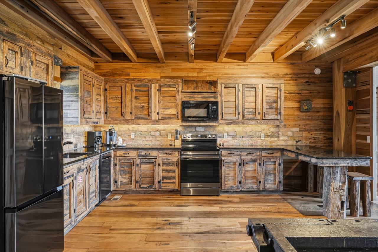 <span class="name">Spacious kitchen designed for group gatherings</span> <span class="name">Spacious kitchen designed for group gatherings</span>