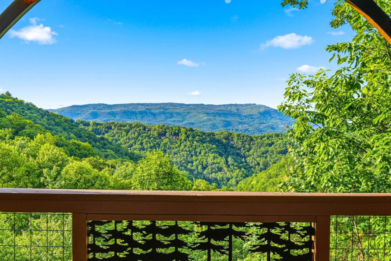 <span class="name">Spectacular mountain backdrop for your Smoky stay</span> <span class="name">Spectacular mountain backdrop for your Smoky stay</span>