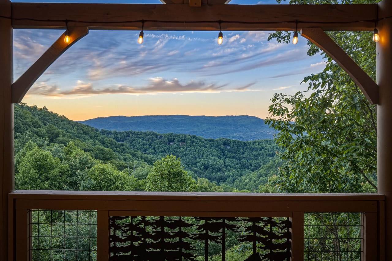 <span class="name">Beautiful Smoky Mountain scenery from sunrise to sunset</span> <span class="name">Beautiful Smoky Mountain scenery from sunrise to sunset</span>