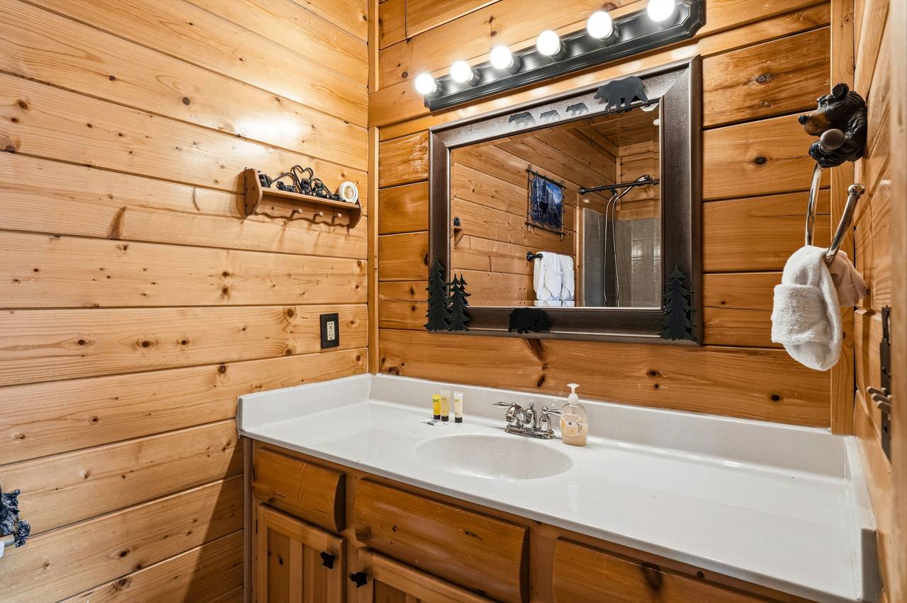 <span class="name">Full bathroom on the main level with tub and shower combo</span> <span class="name">Full bathroom on the main level with tub and shower combo</span>