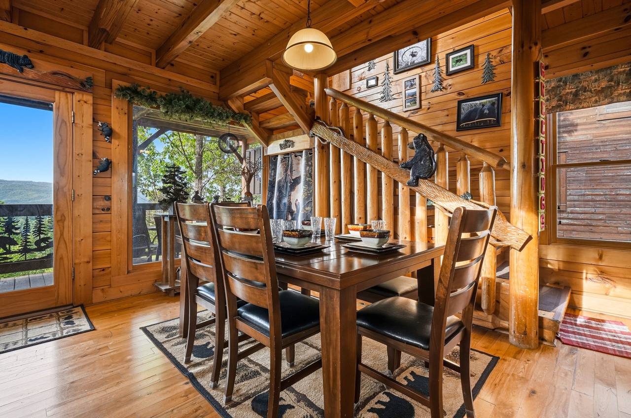 <span class="name">Dining area perfect for family meals & gatherings</span> <span class="name">Dining area perfect for family meals & gatherings</span>