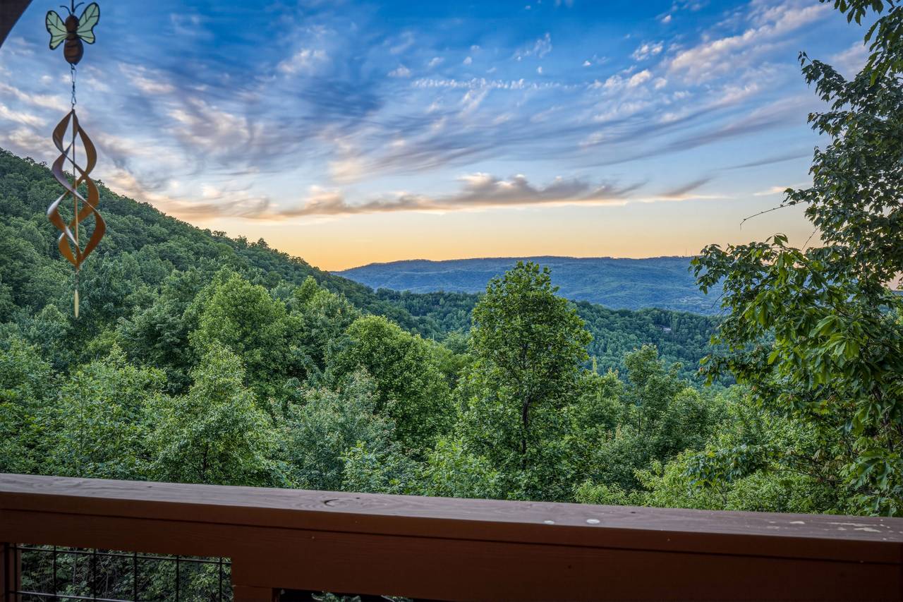 <span class="name">Spectacular mountain backdrop for your Smoky stay</span> <span class="name">Spectacular mountain backdrop for your Smoky stay</span>