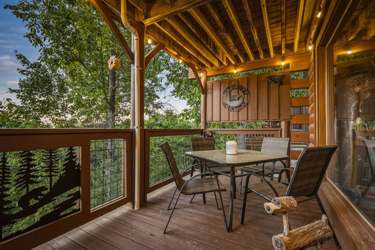 <span class="name">Outdoor dining area perfect for cookouts</span> <span class="name">Outdoor dining area perfect for cookouts</span>