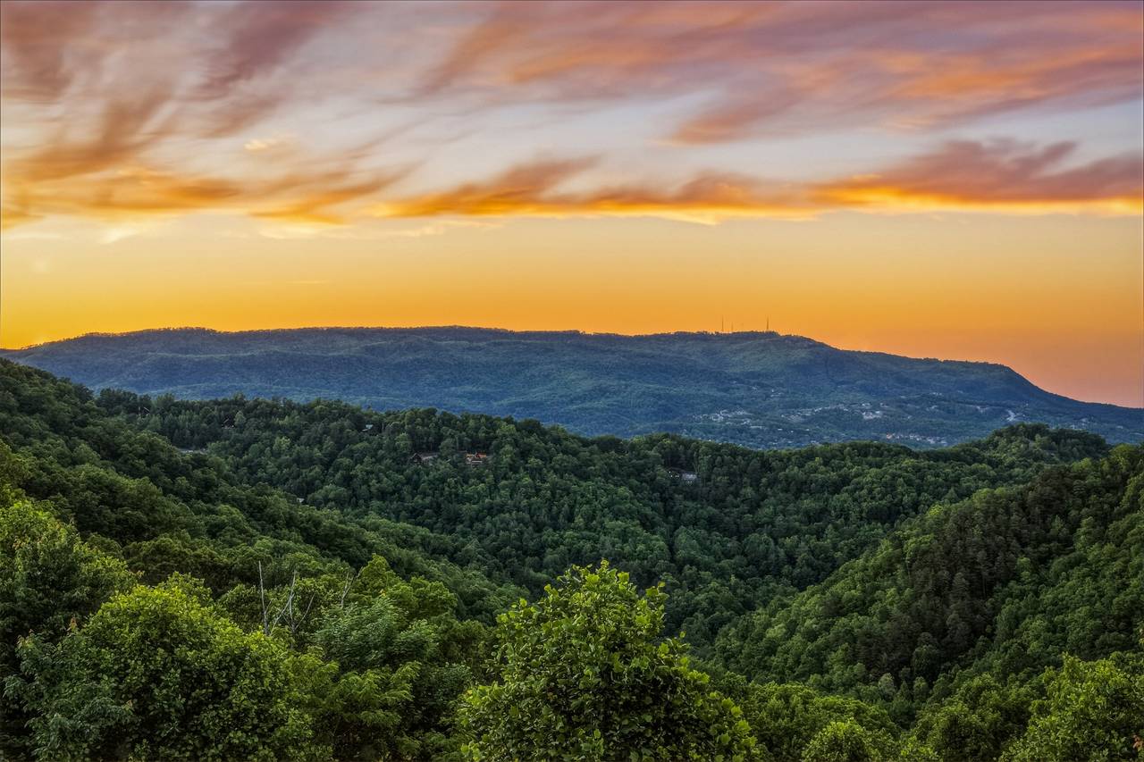 <span class="name">Stunning mountain sunsets from the cabin decks</span> <span class="name">Stunning mountain sunsets from the cabin decks</span>