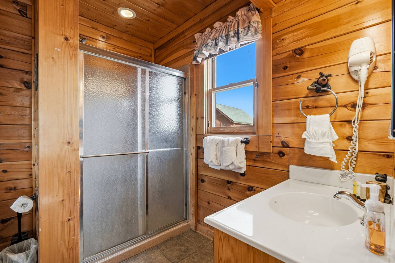 <span class="name">Upstairs full bath with large soaking tub & standing shower</span> <span class="name">Upstairs full bath with large soaking tub & standing shower</span>