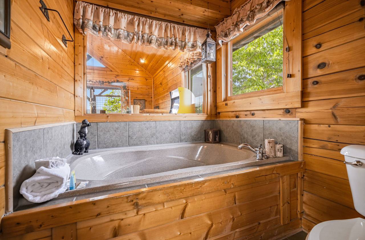 <span class="name">Spacious soaking tub perfect after mountain hikes</span> <span class="name">Spacious soaking tub perfect after mountain hikes</span>