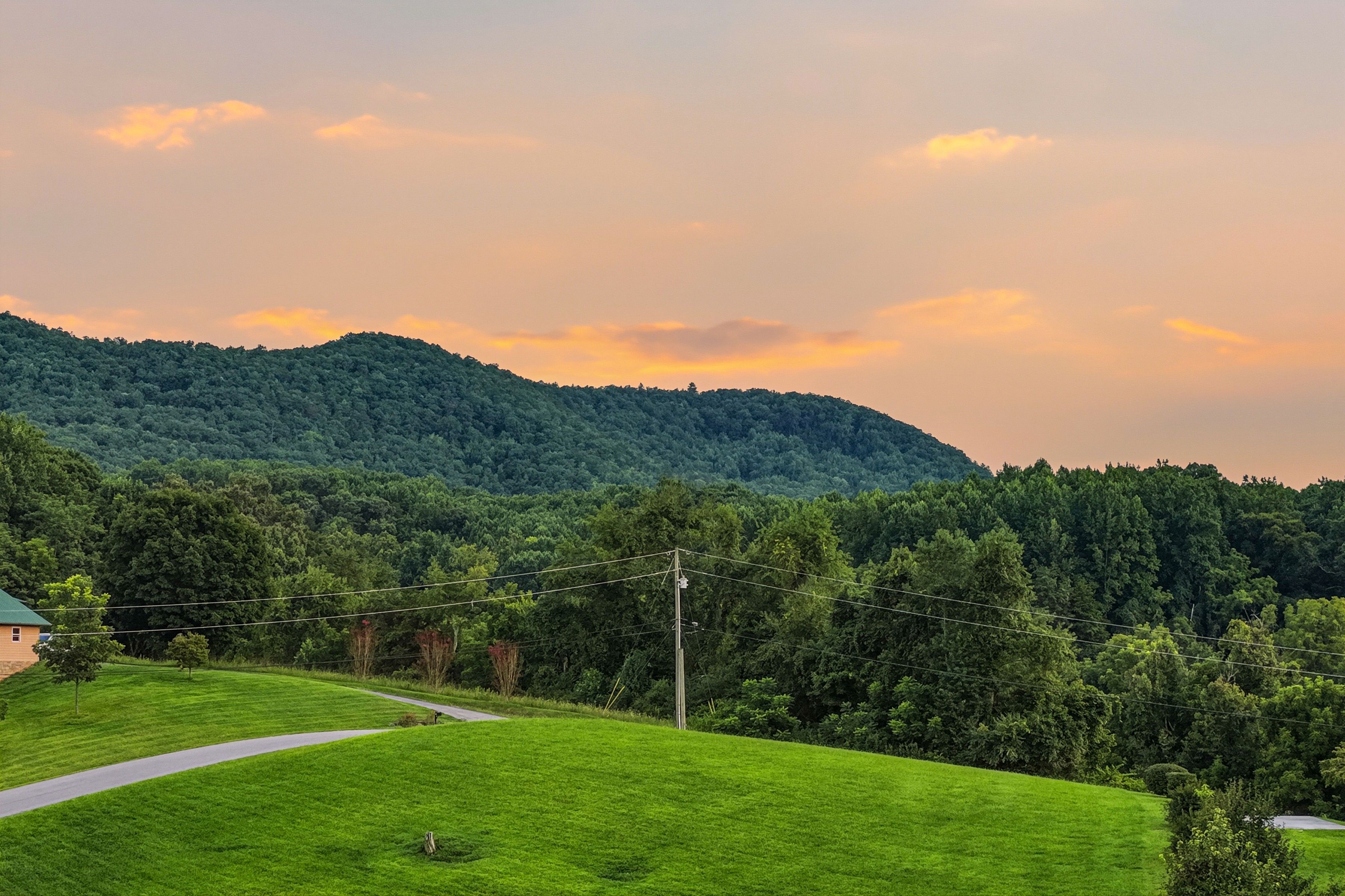 <span class="name">Sweeping Smoky Mountain views create a scenic escape</span>