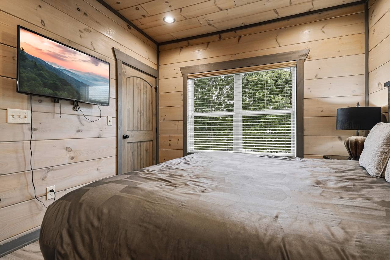 <span class="name">Comfortable king bedroom offers a private retreat</span> <span class="name">Comfortable king bedroom offers a private retreat</span>