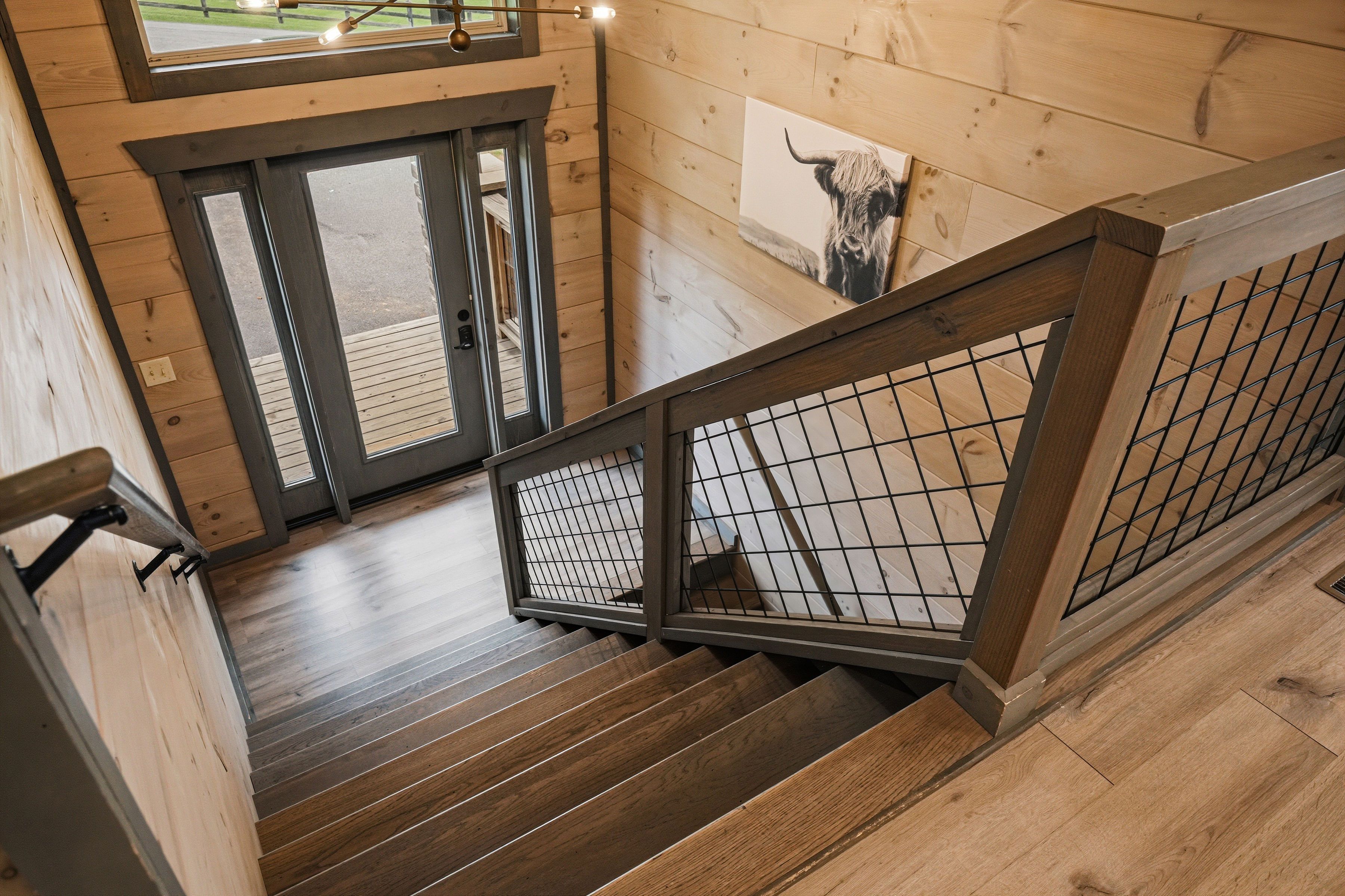 <span class="name">Split-foyer entry connects the upper and lower levels</span>