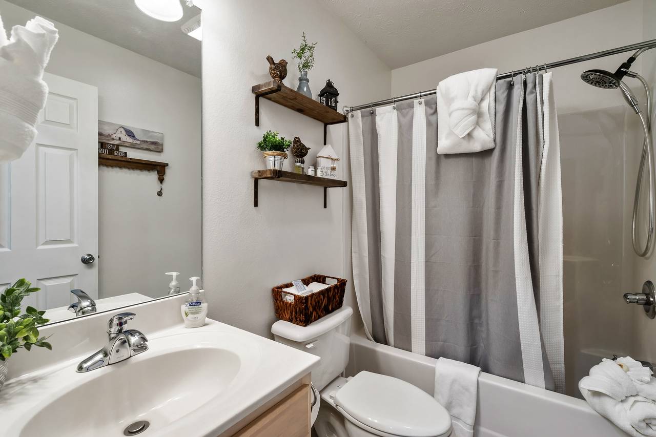 Hall bathroom conveniently located on main level - tub/shower co Hall bathroom conveniently located on main level - tub/shower co