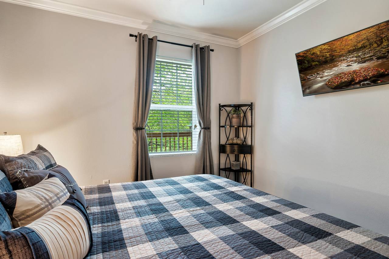 Lower-level king bedroom with Smart TV Lower-level king bedroom with Smart TV