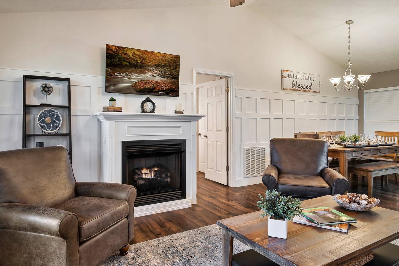 Spacious living room with fireplace and vaulted ceilings Spacious living room with fireplace and vaulted ceilings