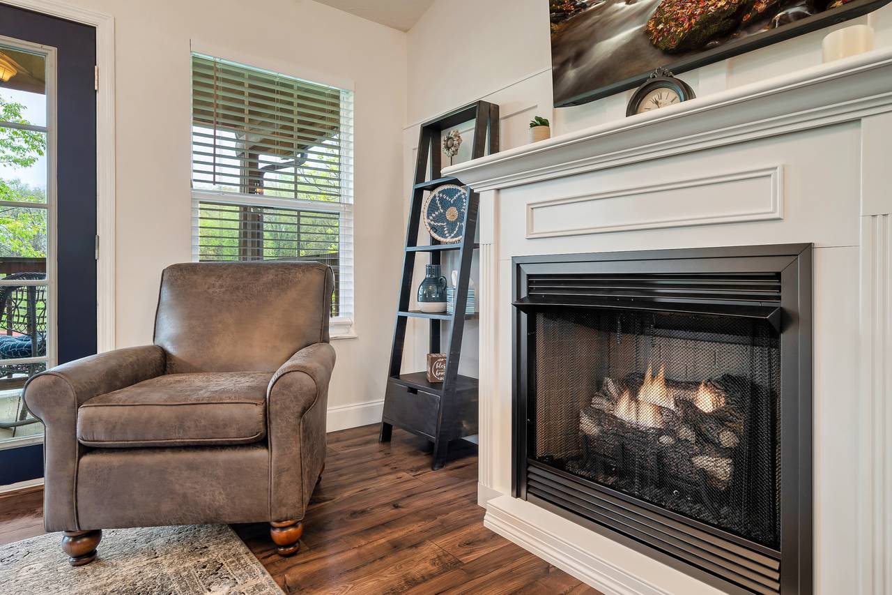 Cozy gas fireplace creates a warm mountain atmosphere Cozy gas fireplace creates a warm mountain atmosphere