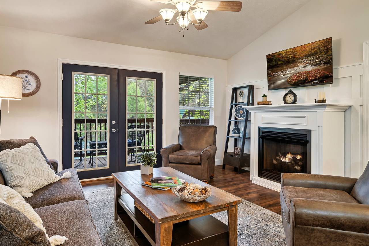 Spacious living room with fireplace and vaulted ceilings Spacious living room with fireplace and vaulted ceilings