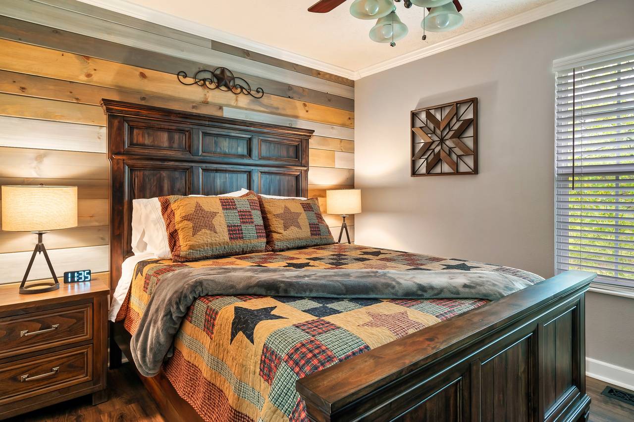 Queen bedroom with Smart TV and cozy furnishings Queen bedroom with Smart TV and cozy furnishings
