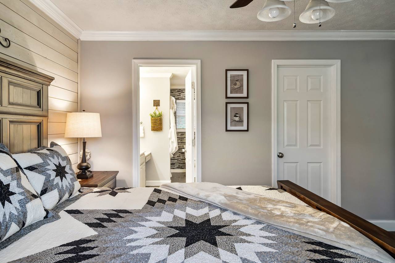 Spacious king bedroom with private ensuite bath Spacious king bedroom with private ensuite bath