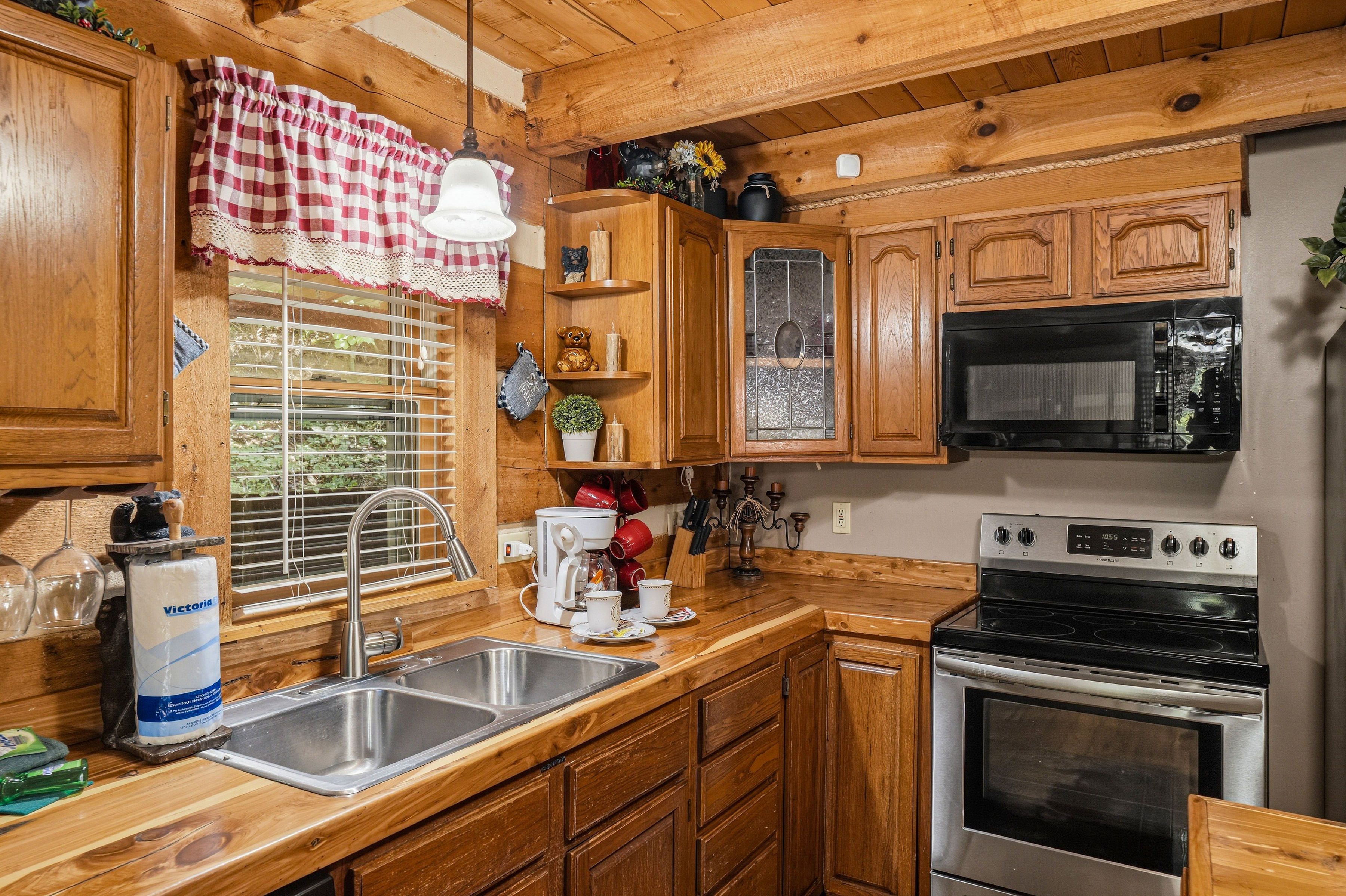<span class="name">Cookware and dinnerware are provided for guest use</span>