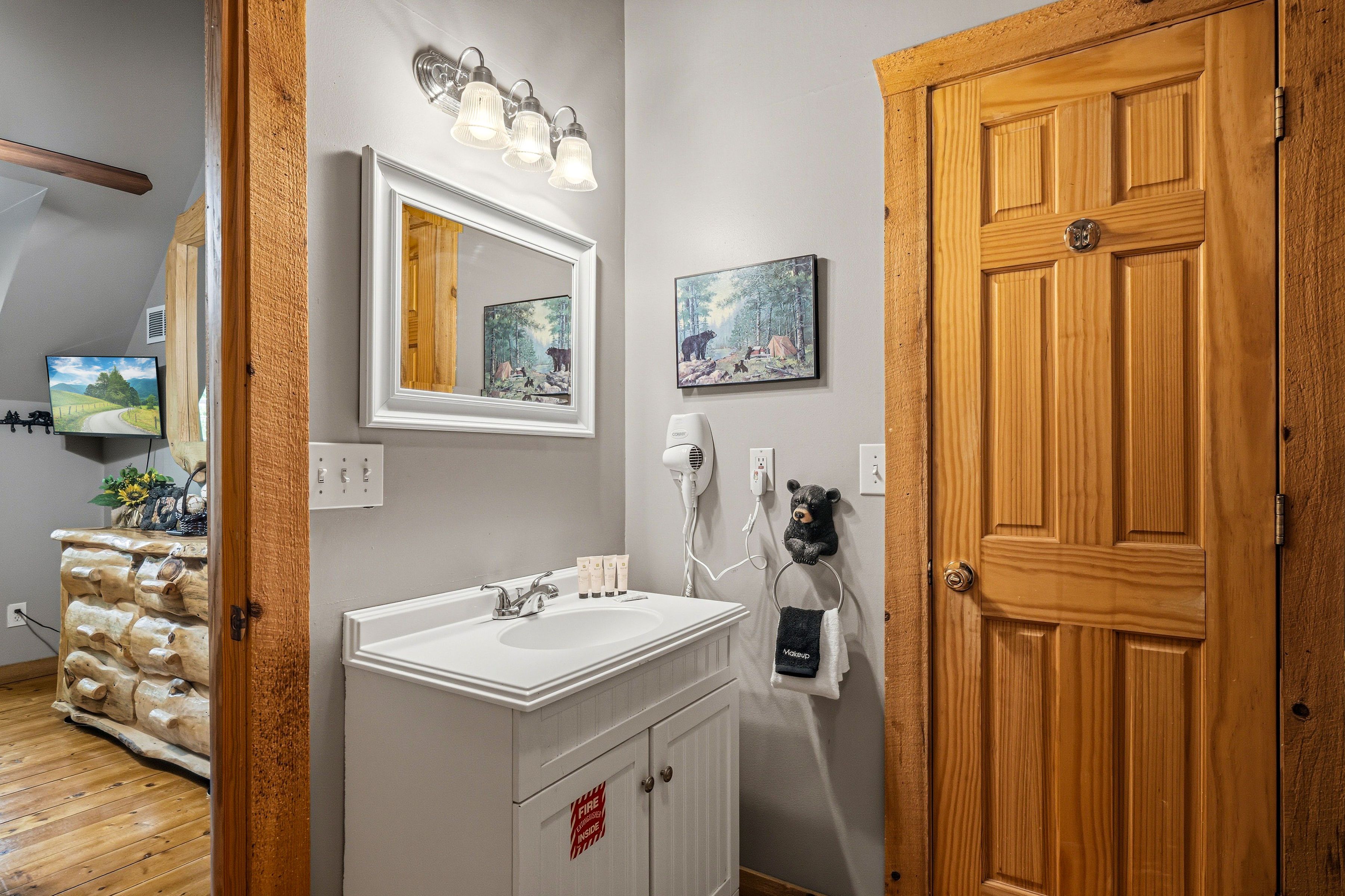 <span class="name">Bathroom entrances connect the queen bedroom and loft</span>