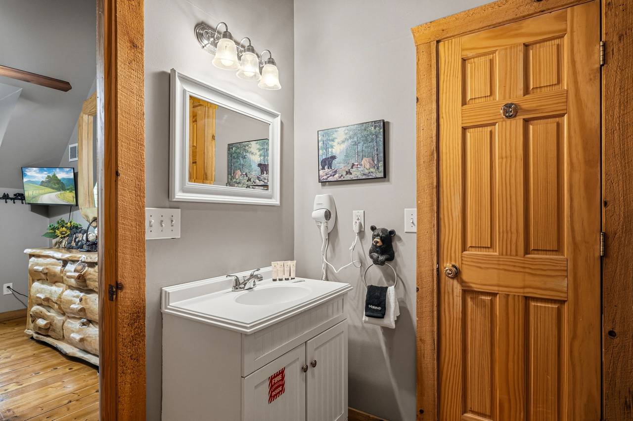 <span class="name">Bathroom entrances connect the queen bedroom and loft</span> <span class="name">Bathroom entrances connect the queen bedroom and loft</span>