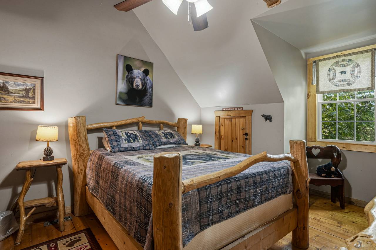 <span class="name">Upper-level bedroom with a comfortable queen bed</span> <span class="name">Upper-level bedroom with a comfortable queen bed</span>