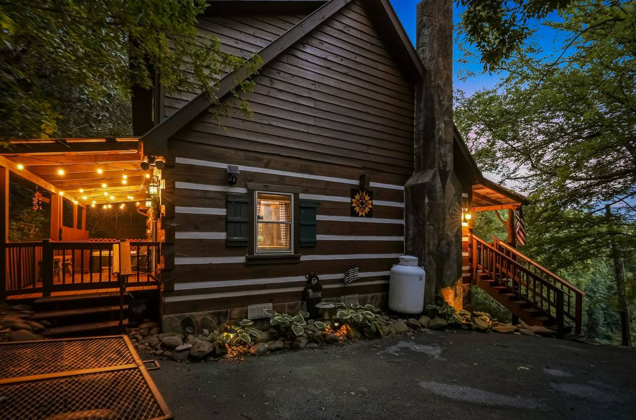 <span class="name">Sweet Annie, offered by Bear Tracts Vacation Cabins</span> <span class="name">Sweet Annie, offered by Bear Tracts Vacation Cabins</span>