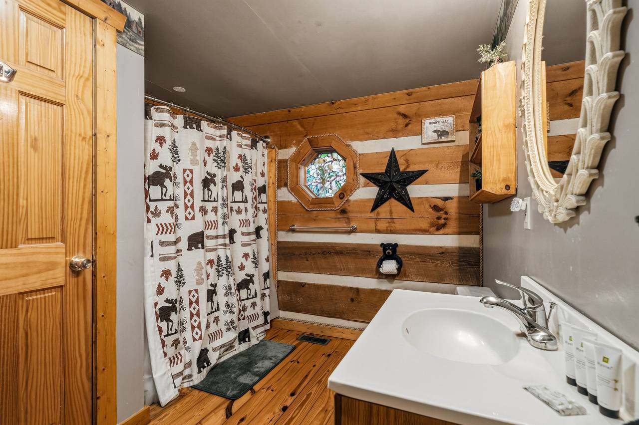 <span class="name">Entry-level full bathroom with tub and shower combination</span> <span class="name">Entry-level full bathroom with tub and shower combination</span>