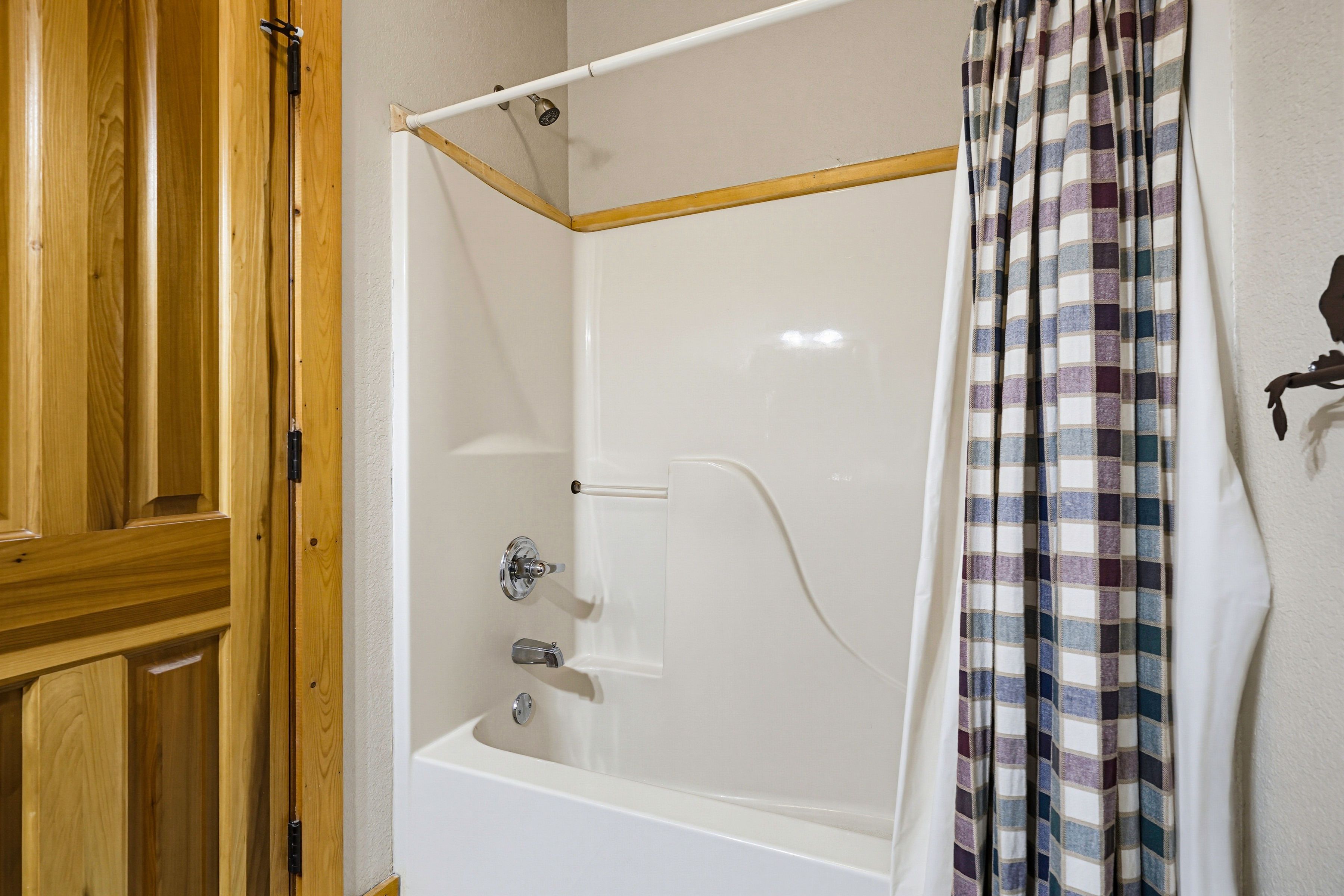 <span class="name">King bedroom ensuite features a tub and shower combination</span>
