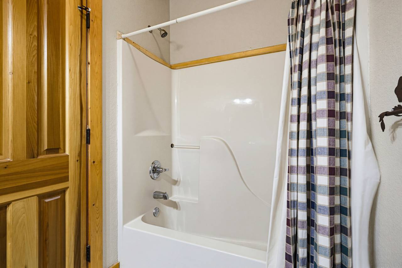 <span class="name">King bedroom ensuite features a tub and shower combination</span> <span class="name">King bedroom ensuite features a tub and shower combination</span>