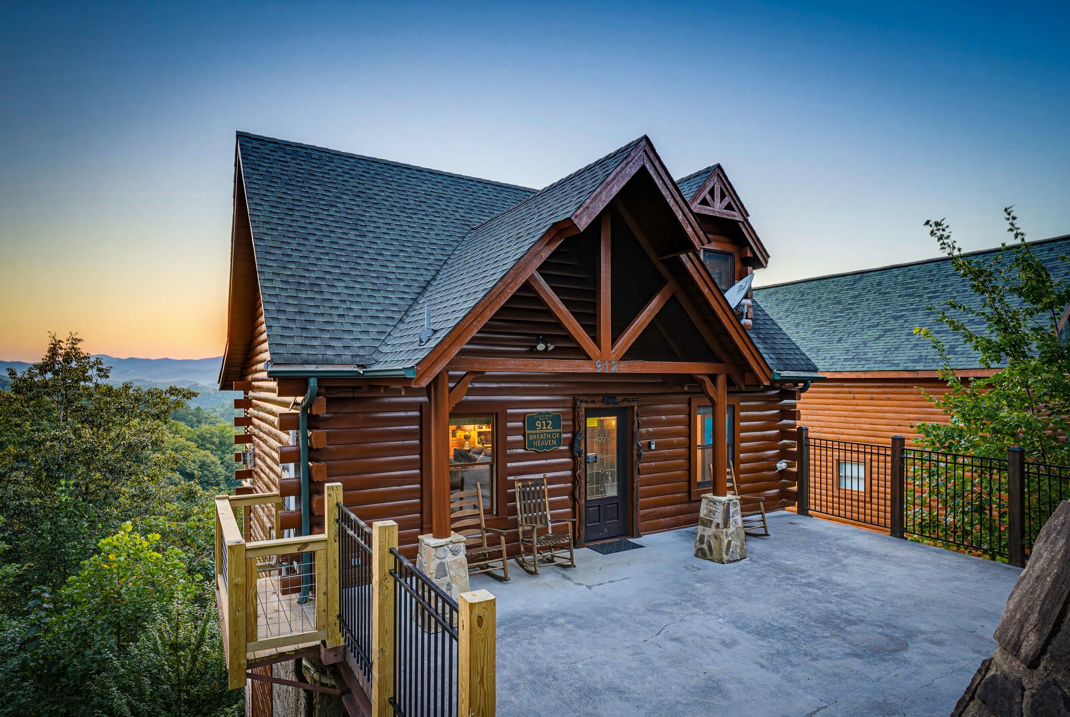 <span class="name">Peaceful mountain retreat near Pigeon Forge attractions</span>
